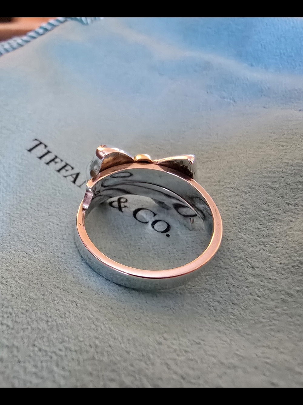 Tiffany & Co. Vintage Bow Ring - Sterling Silver 18k Detail. Size 5 - Picture 4 of 7